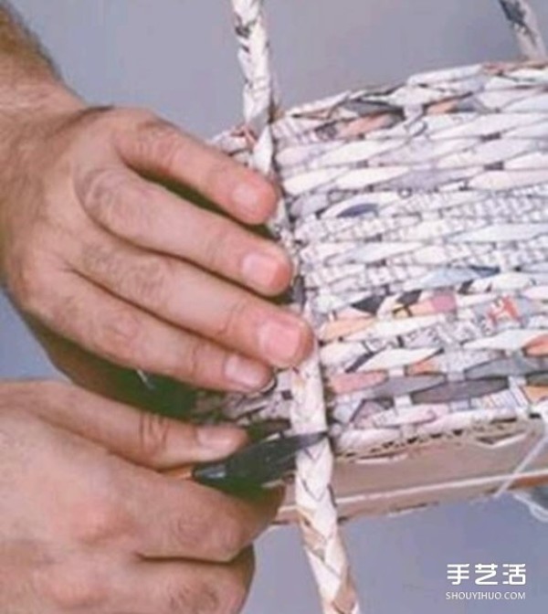 The old newspaper basket weaving method uses cardboard as the bottom of the basket