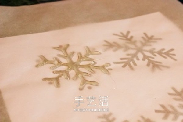 Tutorial on how to make snowflakes by hand with hot melt glue