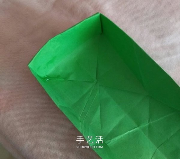 How to fold a square gift box with origami illustrations of a gift box with flowers