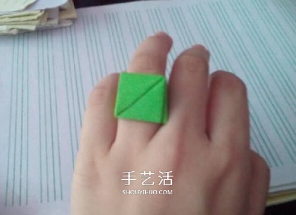 An illustrated tutorial on how to fold a paper ring. Origami rings are simple and cute