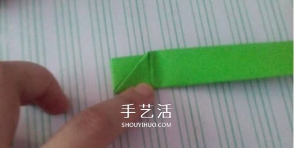 An illustrated tutorial on how to fold a paper ring. Origami rings are simple and cute