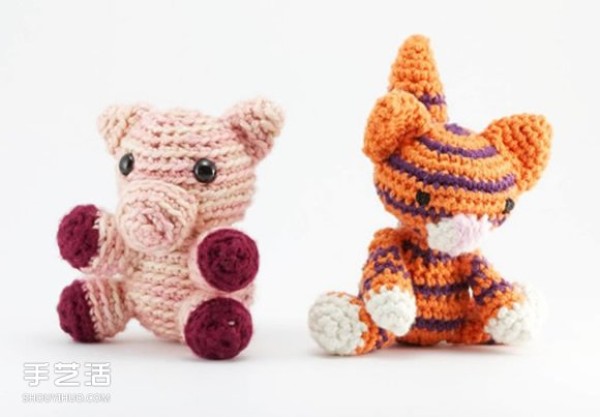 The cute crocheted animal dolls are beautiful and healing