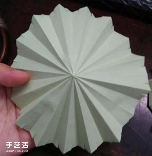 The folding method of a small three-dimensional umbrella illustrates how to make a paper umbrella for children