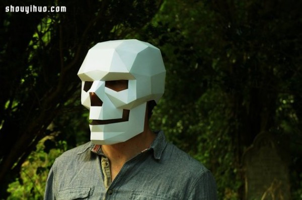 Halloween is coming, awesome people use thick cardboard to make super handsome skull masks