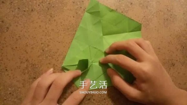 How to fold beautiful paper flowers, step-by-step illustration of hand-made origami six-pointed star flower