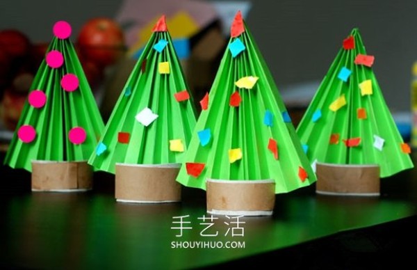 Tutorial on how to make a mini Christmas tree by hand in kindergarten