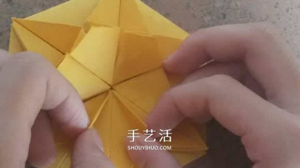 How to fold beautiful paper flowers. Illustrated steps for making origami six-pointed star flowers.