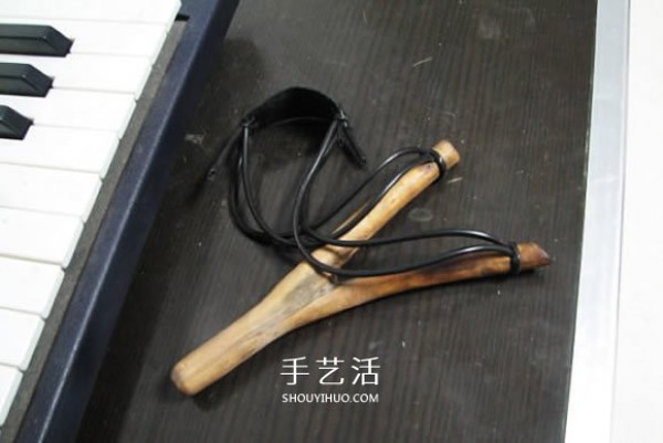 The method of making a wooden fork slingshot and the process of making a homemade wooden slingshot with an illustrated tutorial