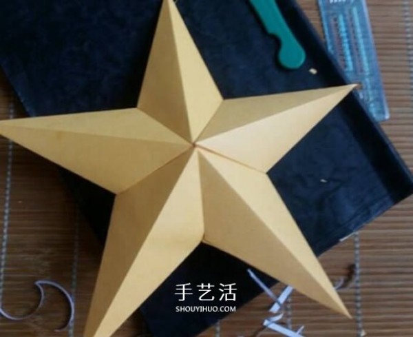 How to use cardboard to make a three-dimensional five-pointed star. Illustration of the folding method