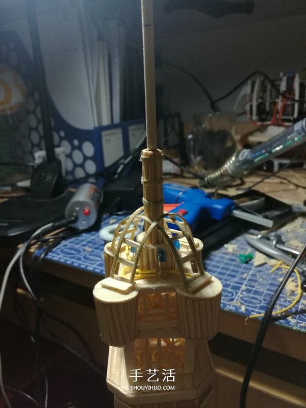 Detailed illustrated tutorial on hand-made Eiffel Tower model with bamboo sticks