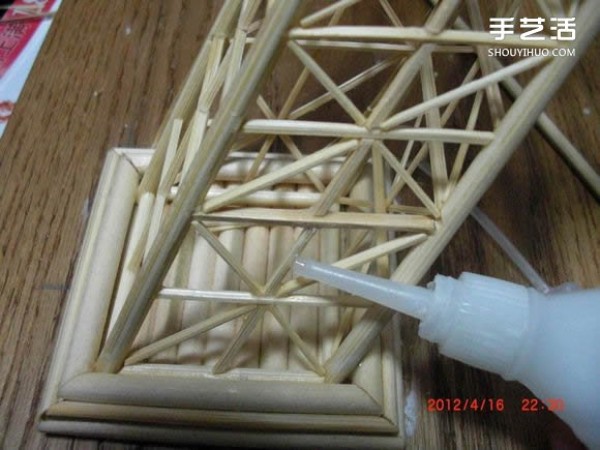 A detailed illustrated tutorial on making a model of the Eiffel Tower using chopsticks and bamboo skewers