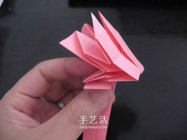 Giving a small gift to your first love! Illustration of how to fold an origami rose ring