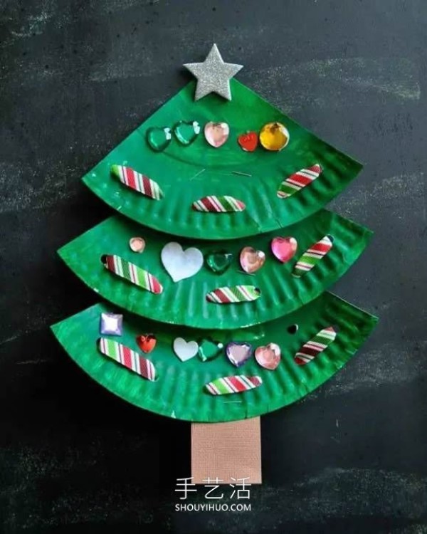 Tutorial on how to make a handmade paper plate Christmas tree in kindergarten