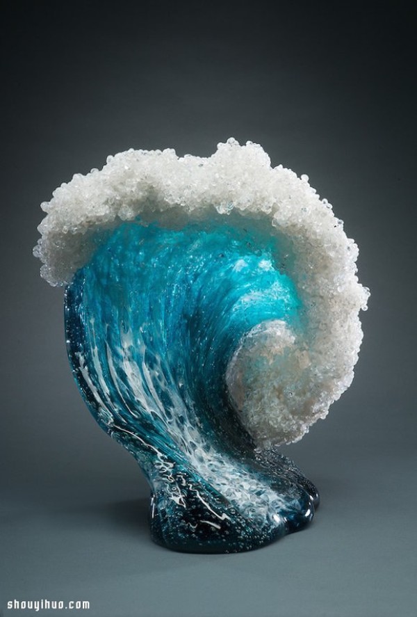 Magnificent glass sculpture vase brings the stormy waves into the living room! 