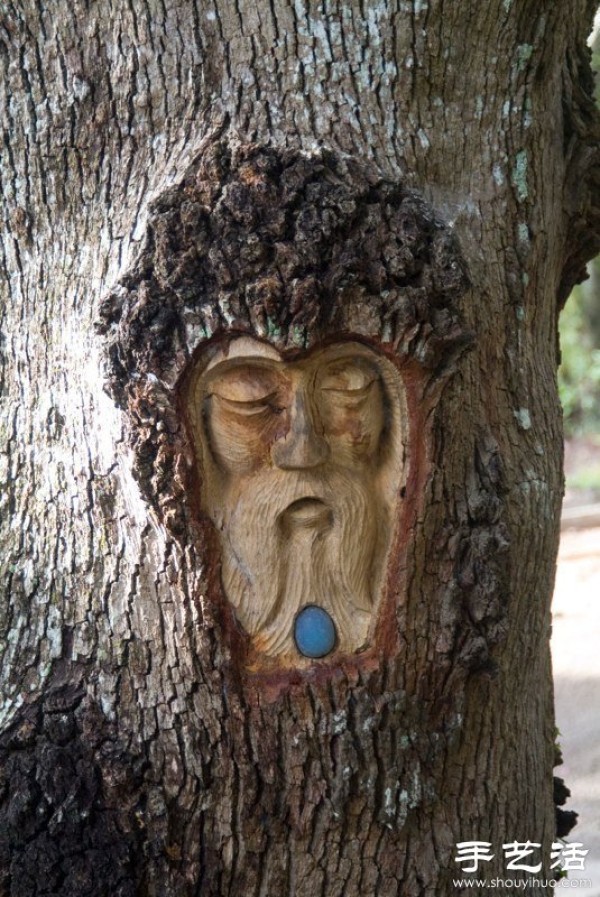 The fusion of tree carving sculpture art and nature