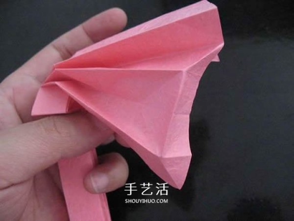 Giving a small gift to your first love! Illustration of how to fold an origami rose ring