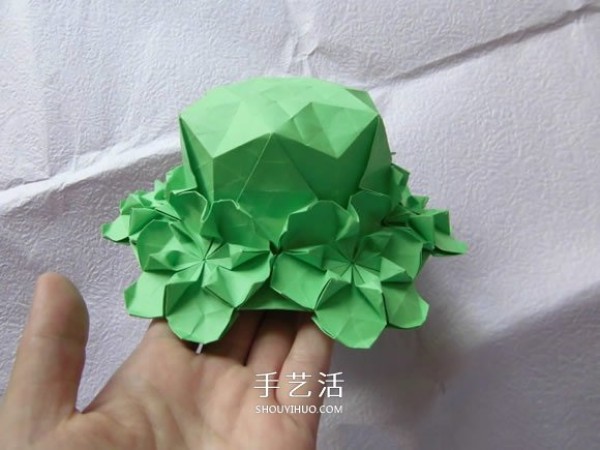 Illustration of how to fold a beautiful straw hat. Steps to make an origami flower straw hat.