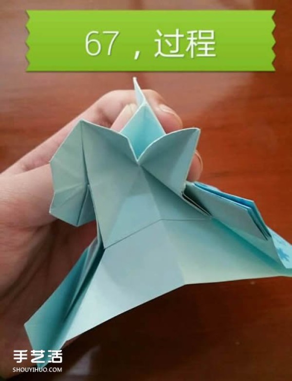 Illustrations on how to fold a butterfly flying into a heart, step-by-step instructions on origami with a butterflys heart shape