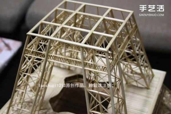 A detailed illustrated tutorial on making a model of the Eiffel Tower using chopsticks and bamboo skewers