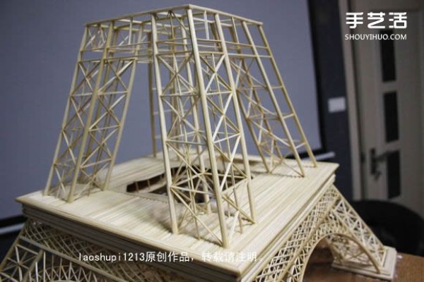 A detailed illustrated tutorial on making a model of the Eiffel Tower using chopsticks and bamboo skewers