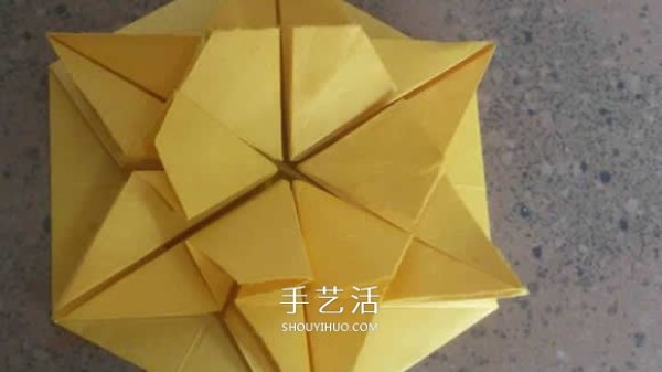 How to fold beautiful paper flowers, step-by-step illustration of hand-made origami six-pointed star flower