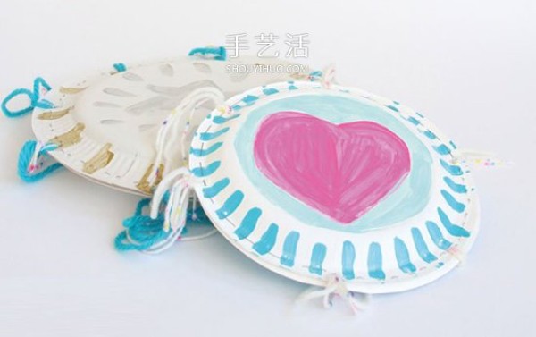 Tutorial on how to make a paper plate tambourine by making a simple homemade tambourine