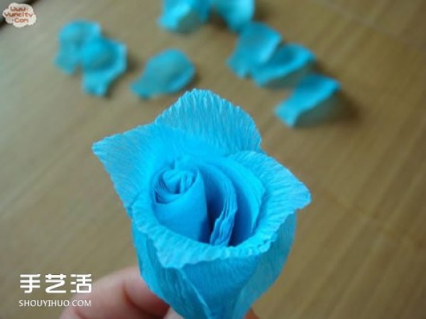 How to make handmade crepe paper roses, simple folding method of crepe paper roses