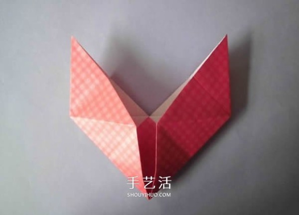 Illustration of how to fold a love flower arrangement, a simple heart-shaped origami with a vase