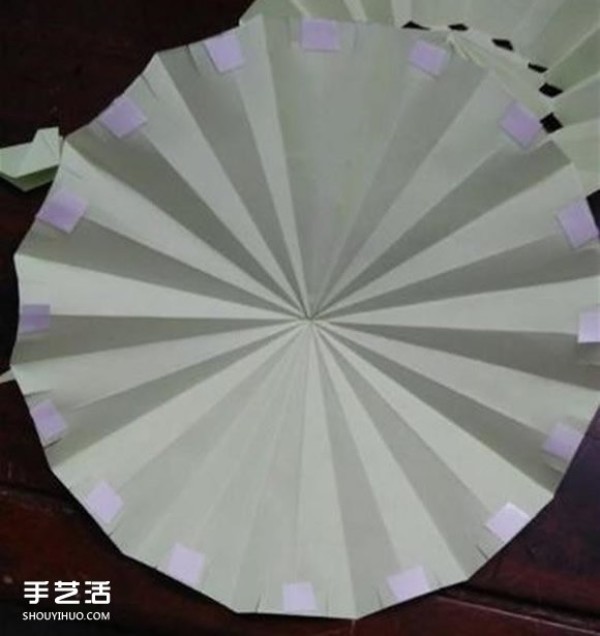 The folding method of a small three-dimensional umbrella illustrates how to make a paper umbrella for children