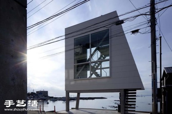 WINDOW HOUSE with large glass windows