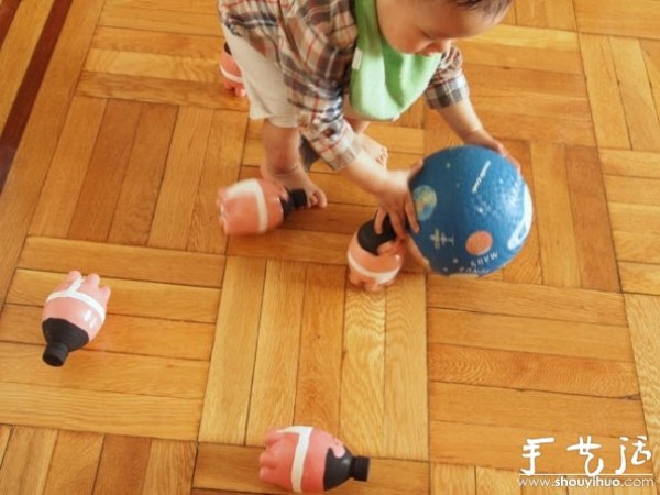 Drink bottles/plastic bottles with hand-painted sumo wrestlers playing homemade bowling