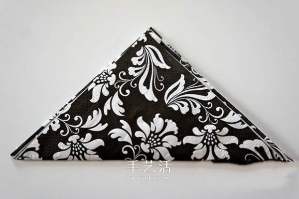 Illustration of a storage box for hand-made triangular flower-arranged napkins made from triangular napkins