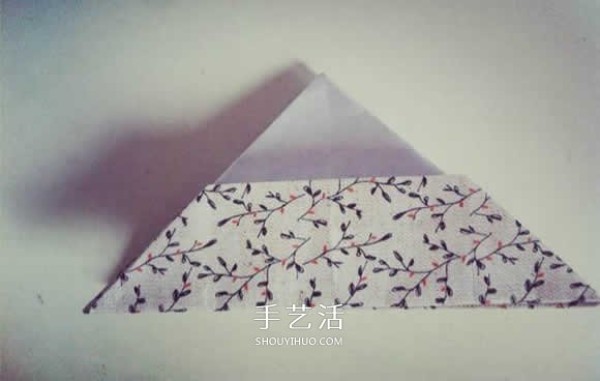 Illustrated folding of a square box with divided boxes and steps for origami with divided boxes