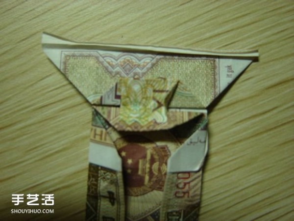 Paper money origami camera illustration and a detailed explanation of how to fold a dollar bill into a camera