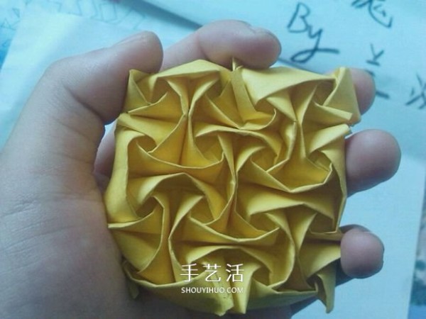 A piece of paper! Illustrated tutorial on how to fold handmade origami roses