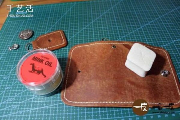 Handmade leather key bag making tutorial DIY key bag tutorial illustration