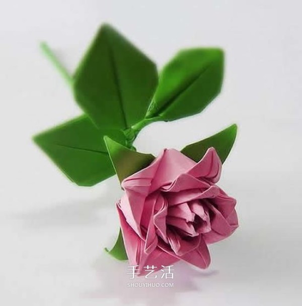 How to fold a rose with a heart and a detailed illustration of the origami process with a heart rose