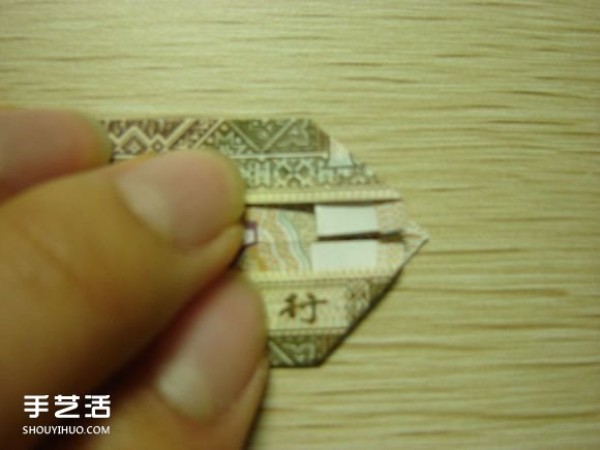 Paper money origami camera illustration and a detailed explanation of how to fold a dollar bill into a camera