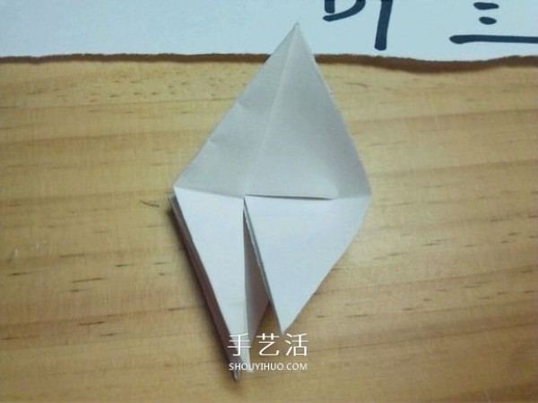 Illustration of folding method of Mandala flower, how to fold white Bana flower by hand