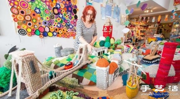 British handicraft expert uses knitting DIY to bring the city scene to life