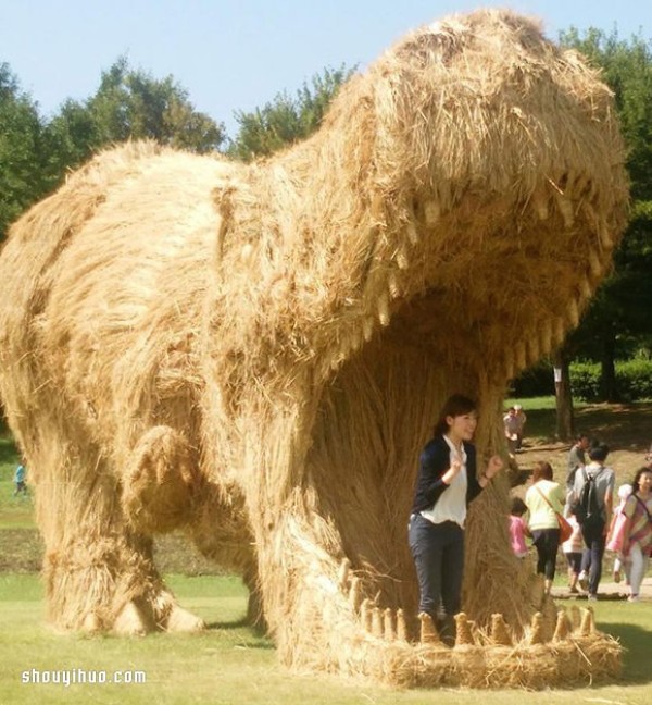 Japanese Rice Straw Art Festival uses useless straw to make large sculptures