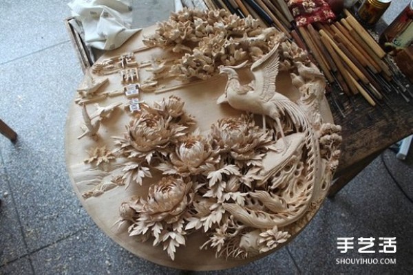 Chinese traditional Dongyang wood carving craftsmanship has been passed down for thousands of years