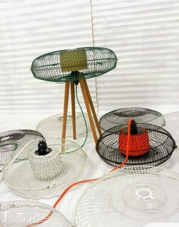 Handmade lamps made from old fans are both environmentally friendly and can increase income