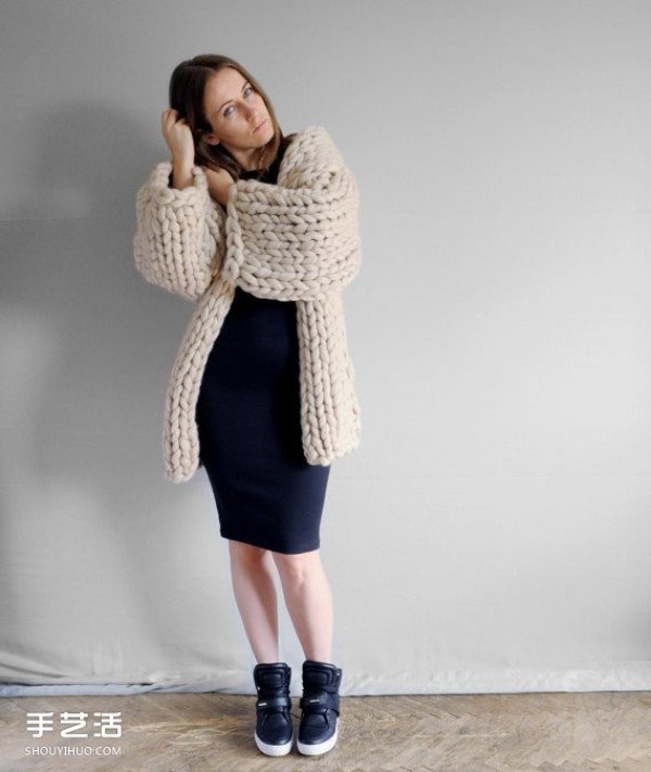 Knitwear woven from ultra-thick wool threads is extraordinarily warm