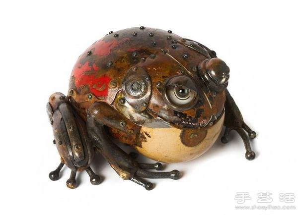 Exquisite animal models made from scrap metal gadgets