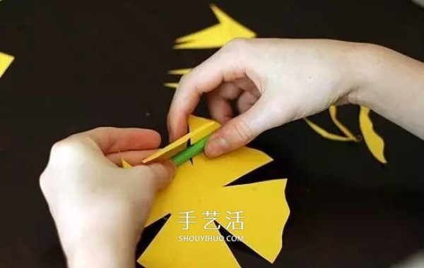 New Years Daffodil greeting card production, a three-dimensional greeting card that symbolizes longing and reunion