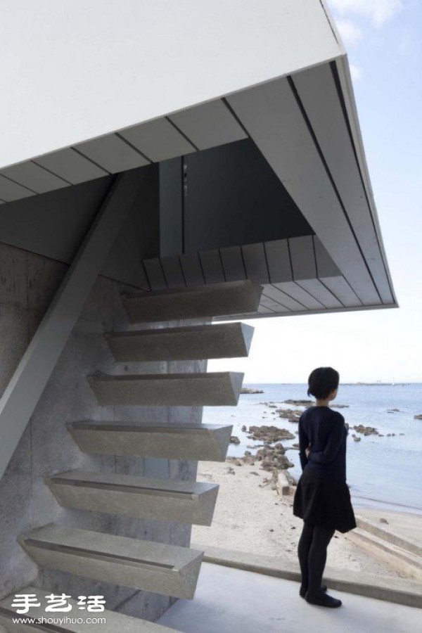 WINDOW HOUSE with large glass windows