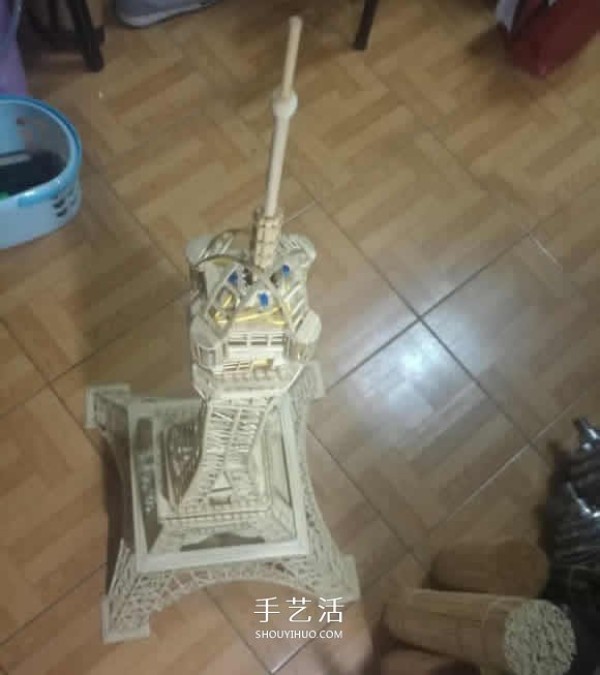 Detailed illustrated tutorial on hand-made Eiffel Tower model with bamboo sticks