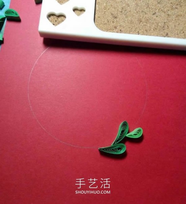 Tutorial on how to make handmade Christmas garland greeting cards from quilled paper