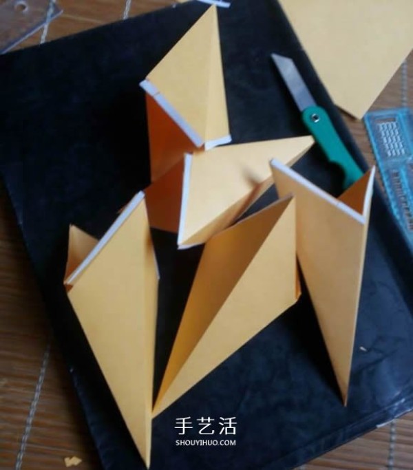 How to use cardboard to make a three-dimensional five-pointed star. Illustration of the folding method